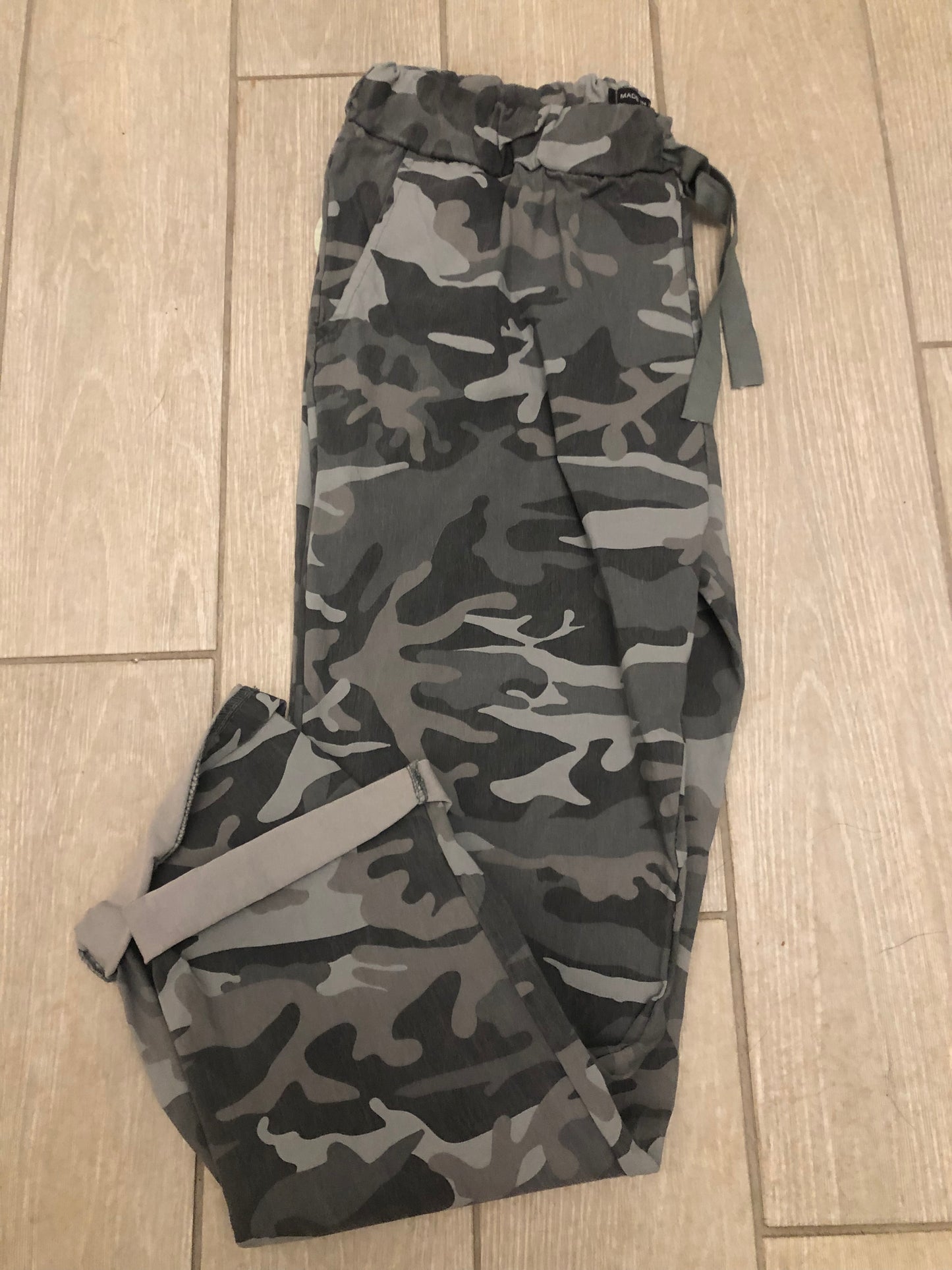 Magic Trousers Camo (Curvy Size)