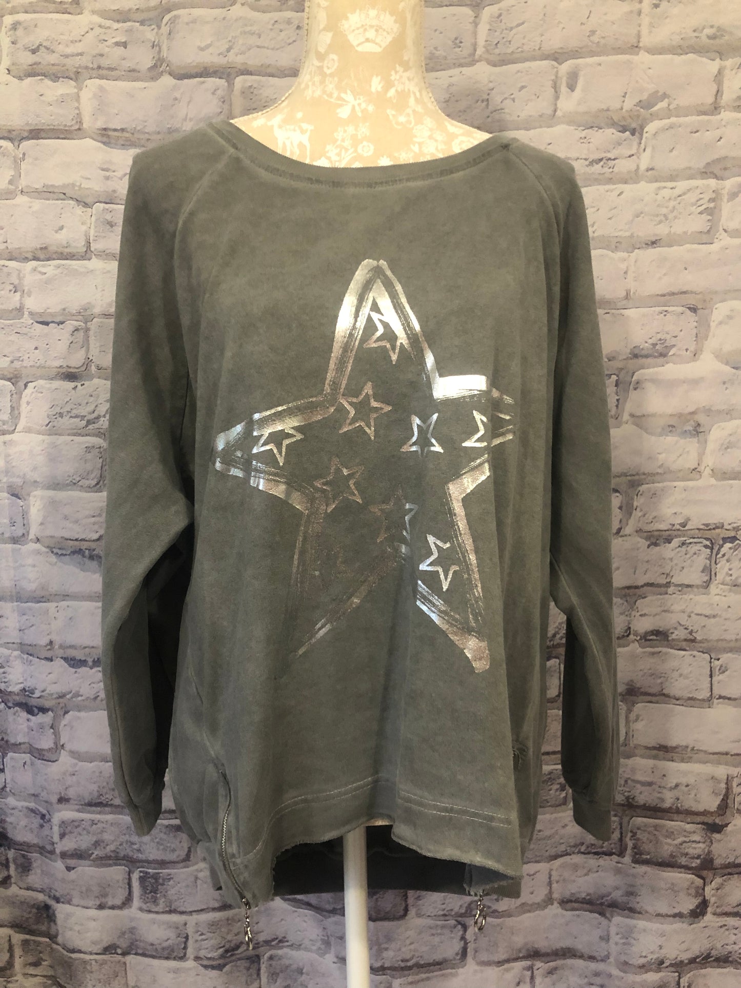 Dipped Hem Sweat With Star