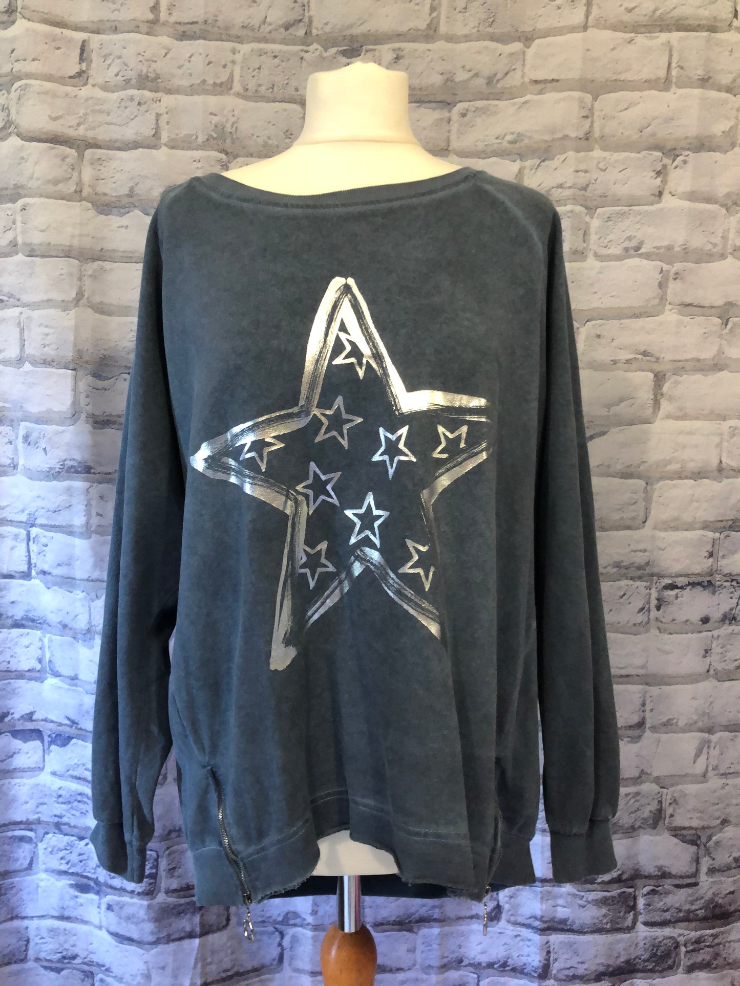 Dipped Hem Sweat With Star
