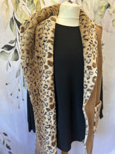 Load image into Gallery viewer, Leopard Lined Gilet
