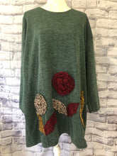 Load image into Gallery viewer, Tunic top with applique flowers
